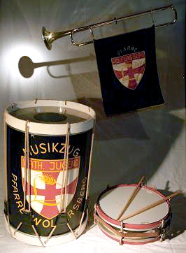 Unserer Fanfaren sind in ES-Ton gestimmt. Stilfoto mit einer Fanfare und unseren Trommeln.